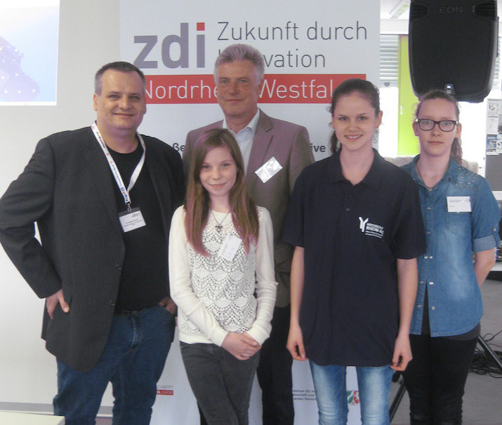 Dina, Miriam, Alexa und Herr Hanson mit Herrn Kreymann (ZdI-Koordinator in Kamp-Lintfort)